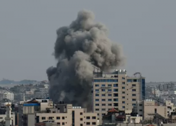 Veja momento em que hospital em Gaza é atingido por míssil