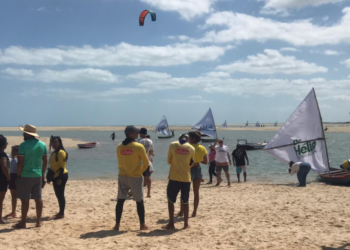 Moradores e turistas disputam regata de canoas e kitesurf na praia de Macapá