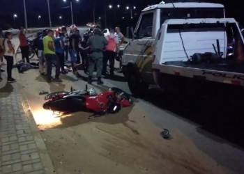 Casal fica gravemente ferido na colisão entre moto e caminhão da PM em Teresina