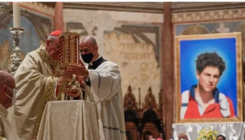 Carlo Acutis e Giorgio Frassati são declarados santos pelo papa Leão XIV