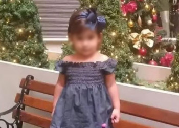 Morre a menina de 3 anos com suspeita de espancamento; pais estão presos