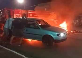 Vídeo: motorista tenta furar bloqueio em protesto e quase tem carro consumido pelo fogo