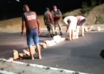Criminosos colocam pedras em avenida para assaltar condutores de veículos em Teresina