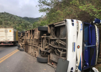 Ônibus com concurseiros de Teresina tomba no Ceará e deixa mortos e feridos