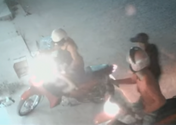 Câmera flagra mulher tendo moto roubada na porta de casa na zona Sudeste de Teresina