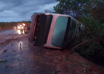 Motorista de ônibus morre e passageiros ficam feridos em acidente no Sul do Piauí