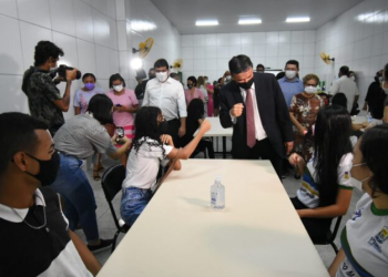 Governador entrega reforma da Unidade Escolar Estado São Paulo no bairro Parque Piauí