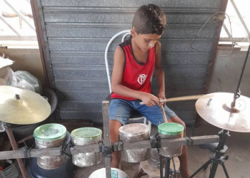 Whindersson doa bateria para menino do interior do Piauí que toca em bateria de latas