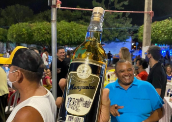 Empresário arremata garrafa de cachaça por R$ 20 mil em Castelo do Piauí