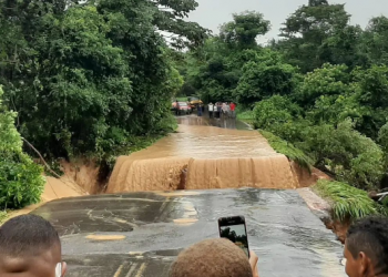 Chuva faz rio transbordar, deixa famílias desabrigadas e corta rodovia no Sul do Piauí