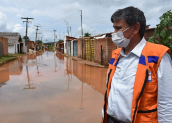 Wellington Dias visita vítimas de alagamentos em Floriano e Uruçuí e anuncia ajuda