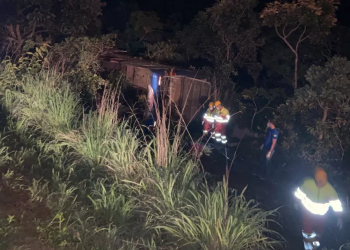 Ônibus que saiu do Piauí tomba em Goiás e deixa uma pessoa morta e 15 feridas