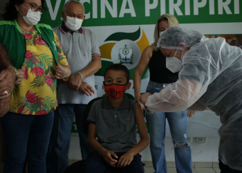 Indígena de 7 anos é a primeira criança a receber dose da vacina contra Covid no Piauí