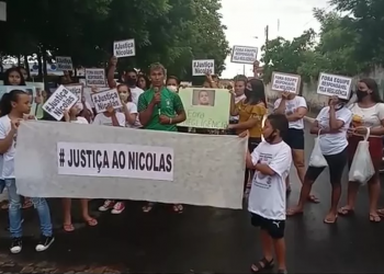 Família protesta na frente do hospital de Barras para cobrar Justiça pela morte de bebê