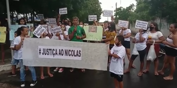 Família protesta na frente do hospital de Barras para cobrar Justiça pela morte de bebê