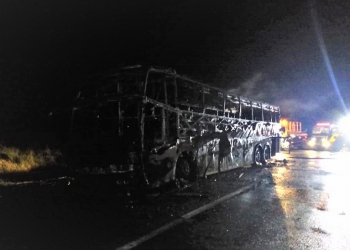 Ônibus de turismo de Castelo do Piauí pega fogo em Goiás