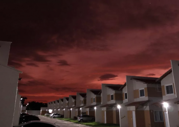 Céu vermelho chama atenção de moradores em Teresina