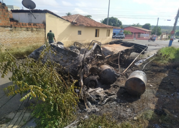 Caminhão pega fogo e fica destruído no centro de Uruçuí