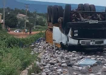 Caminhão carregado com pedras capota e três pessoas ficam feridas em Picos