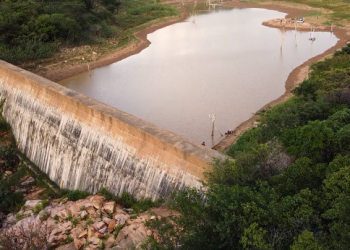 Barragem seca e moradores de Simões estão sem água há seis dias