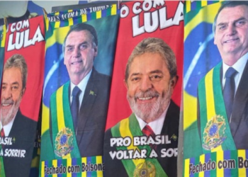 TRE manda vendedores recolher toalhas com imagens do Lula e Bolsonaro das ruas de Teresina