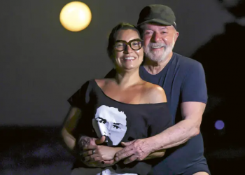 Ex-presidente Lula anuncia casamento com Janja em maio