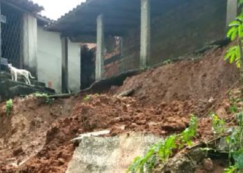 Moradores deixam casas devido a deslizamento de terra na Vila da Paz