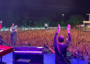Milhares de pessoas gritam “fora Bolsonaro” em show do Titãs; VEJA O VÍDEO