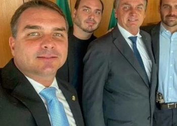 Clã Bolsonaro condecorou 16 PMs denunciados por crime organizado