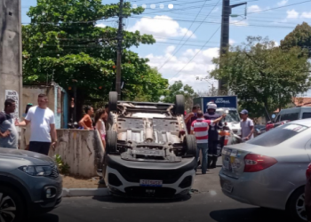 Táxi capota e motorista fica ferido na zona Sul de Teresina