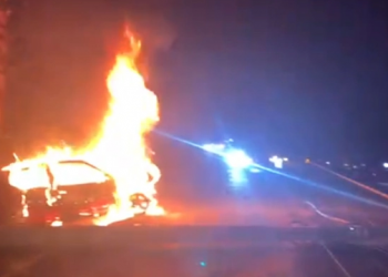 Carro pega fogo ao colidir com poste e motorista tem 75% do corpo queimado em Teresina