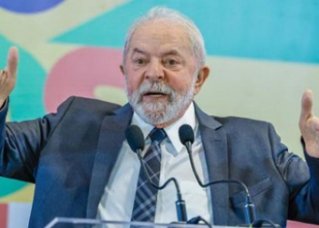 Lula critica venda de praias mencionada por Guedes: “Estupidez”