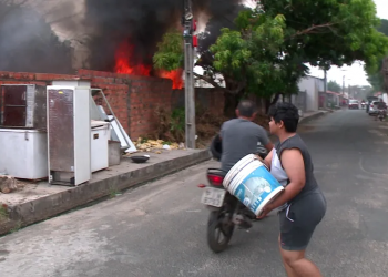 Incêndio de grandes proporções ameaça casas na zona Sudeste de Teresina