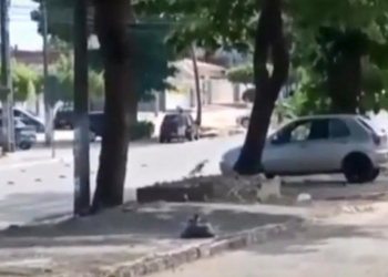 VÍDEO: Policiais trocam tiros durante discussão política em João Pessoa; um acaba baleado