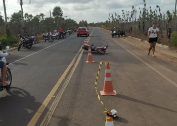 Carro colide em moto durante ultrapassagem e motociclista morre em Ilha Grande