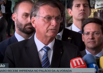 Bolsonaro faz breve discurso, não reconhece derrota e defende protestos