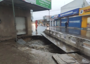 Ruas ficam alagadas, moto cai em bueiro e teto de clínica desaba durante chuva em Floriano