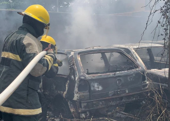 Incêndio destrói veículos estacionados em pátio da delegacia de Barras