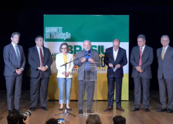 Lula anuncia primeiros ministros; Hadad na Fazenda, Flávio Dino na Justiça