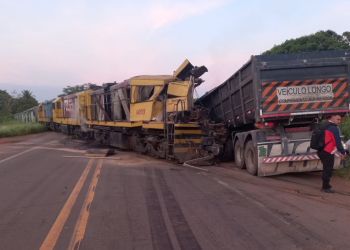 Colisão entre trem e caminhão deixa um morto e BR-343 interditada entre Altos e Teresina
