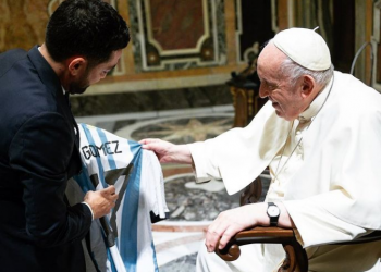 Papa Francisco abençoa camisa da Argentina antes da final da Copa do Mundo