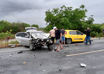 Colisão entre dois carros deixa uma pessoa morte e três feridas na BR-343 no Piauí