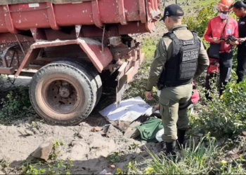 Homem cai de caminhão desgovernado e morre atropelado em Barras