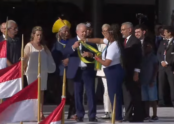 Lula recebe a faixa presidencial das mãos do povo brasileiro