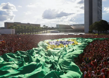 Bandeira gigante do Brasil feita no Piauí é destaque na posse de Lula