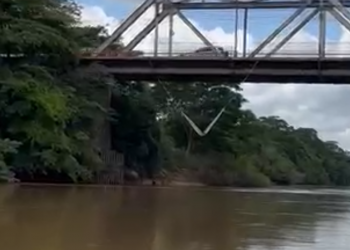Vídeo mostra rede com pessoa pendurada na Ponte Metálica, em Teresina, e viraliza na Web