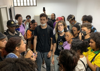 VÍDEOS: Estudantes da UFPI ocupam reitoria em protesto pelo assassinado de Janaina Bezerra