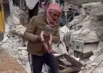Bebê nasce nos escombros e mãe morre soterrada em terremoto na Síria; veja vídeo