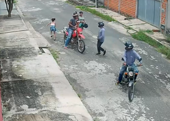 Vídeo: assaltantes armados roubam moto e celulares de família no Jacinta Andrade