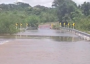 Rio transborda, invade ponte e trecho da BR 222 é interditado em Piripiri